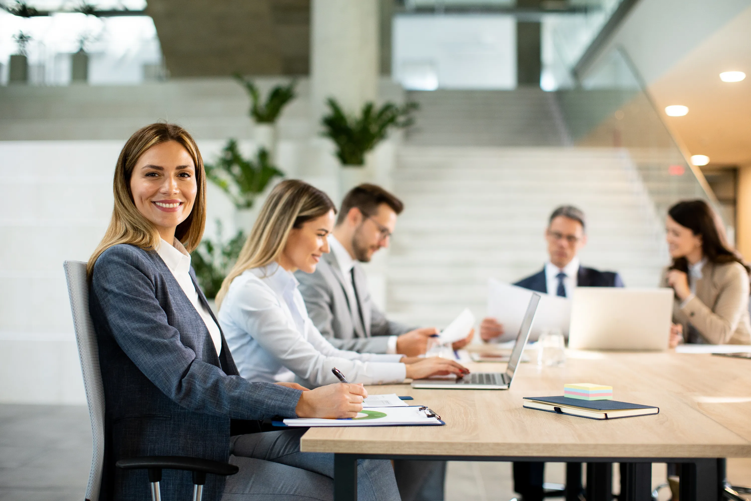 Meeting between 6 business workers
