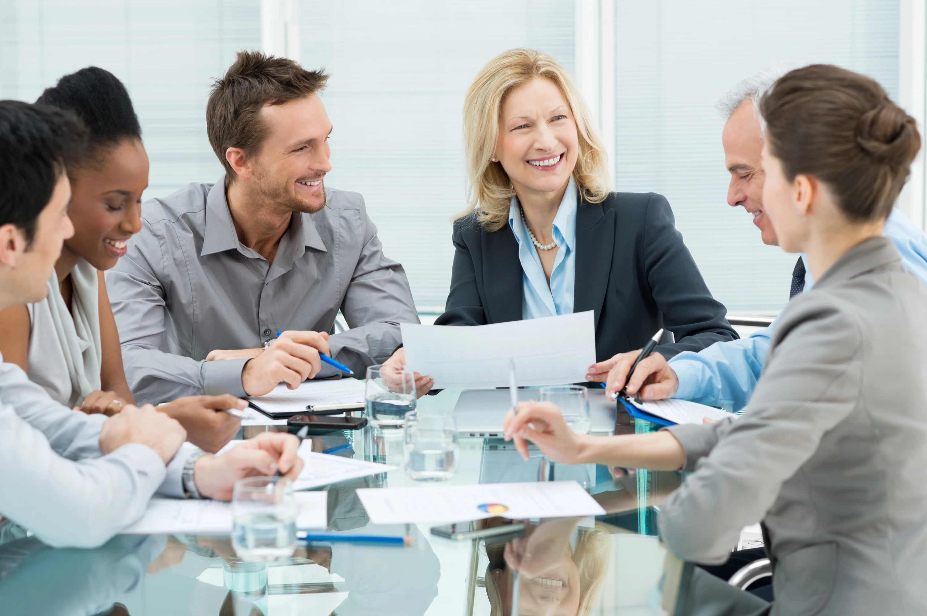 Meeting between 6 business workers